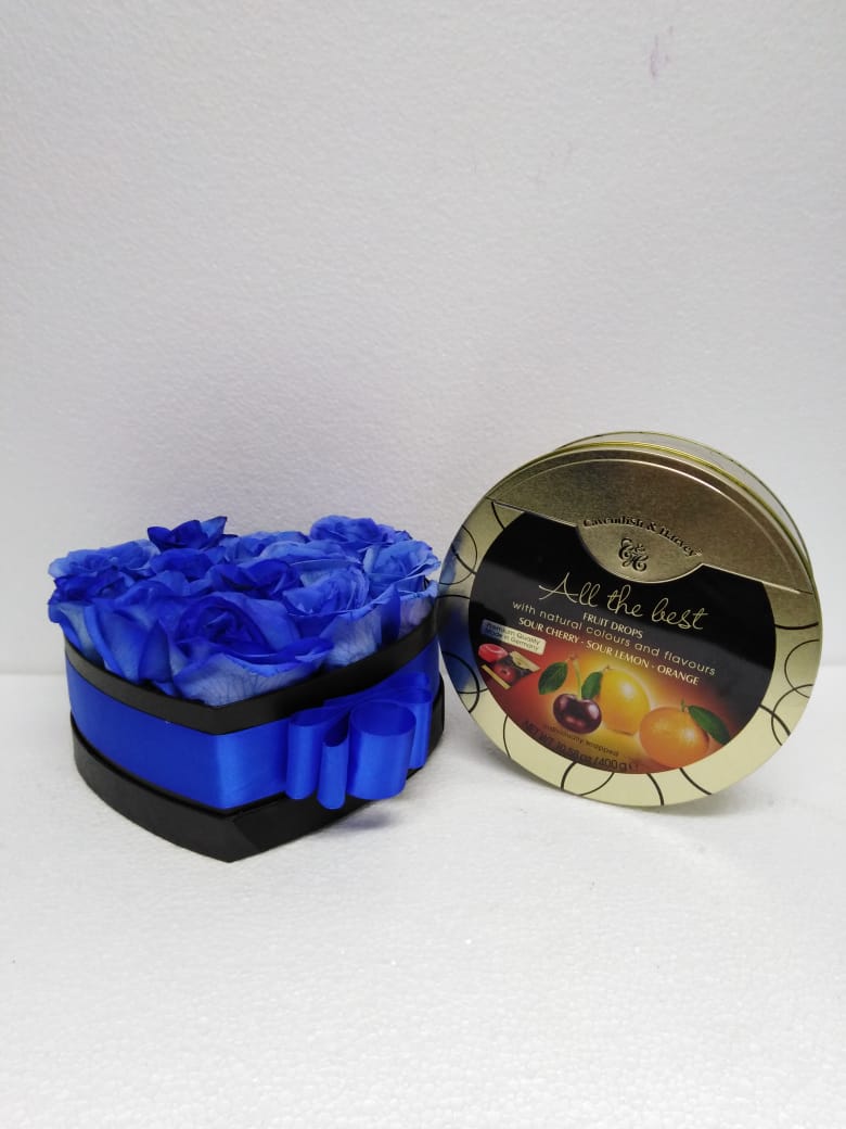 12 Rosas Azules en Caja Corazn mas Caramelos 400 Grs 
